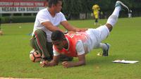 Pandi Lestaluhu, saat menjalani latihan ringan untuk memulihkan cedera. (Bola.com/Permana Kusumadijaya)