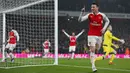 Bek Arsenal, Laurent Koscielny, merayakan gol yang dicetaknya ke gawang Newcastle pada laga Liga Premier Inggris di Stadion Emirates, Sabtu (2/1/2016). Arsenal berhasil menang 1-0 atas Newcastle. (Reuters/Eddie Keogh) 