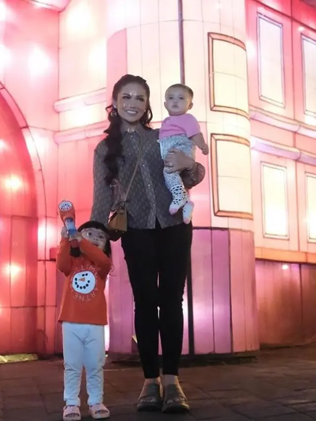 Krisdayanti momong cucu (Instagram/krisdayantilemos)