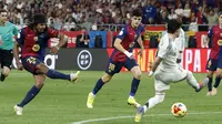 Pemain Barcelona, Jules Kounde mencetak gol penentu kemenangan ke gawang Real Madrid dalam laga final Copa Del Rey di La Cartuja stadium, Sevilla, Spanyol. (AFP/Pierre-Philippe Marcou)