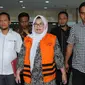 Siti Fadilah Supari usai diperiksa KPK terkait korupsi proyek pengadaan alat kesehatan untuk kebutuhan pusat penanggulangan krisis Departemen Kesehatan dari dana DIPA (Daftar Isian Pelaksanaan Anggaran), Jakarta, Rabu (16/11). (Liputan6.com/Helmi Afandi)