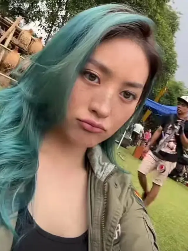Sempat Malu, Ini 6 Potret Terbaru Natasha Wilona dengan Rambut Biru yang Manglingi