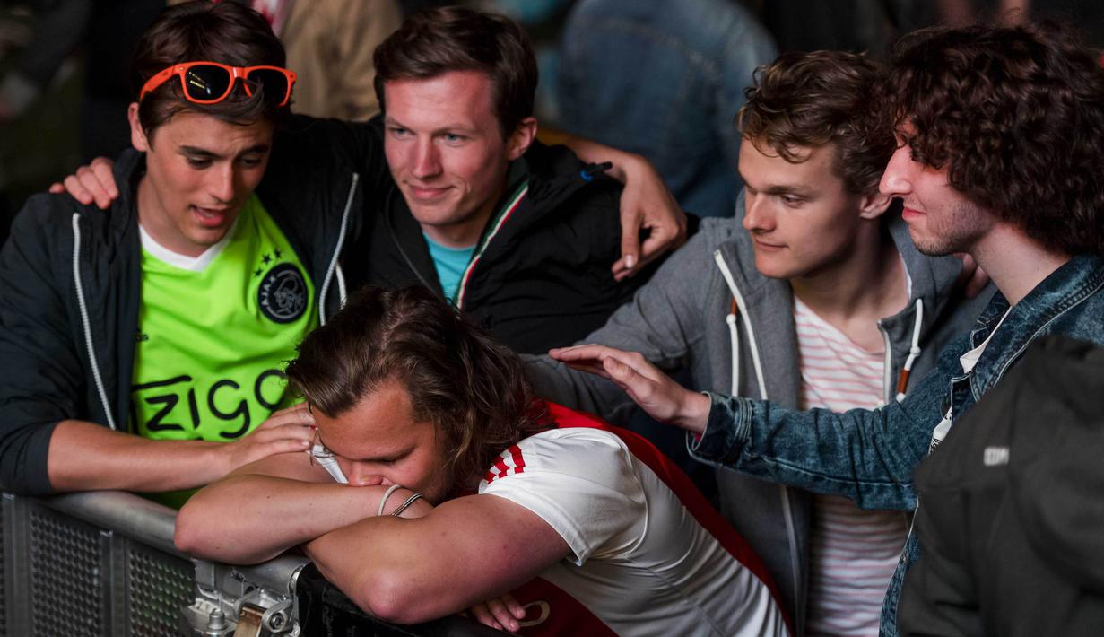 Suporter Ajax Amsterdam tampak kecewa usai menyaksikan tim kesayanganya kalah dari Manchester United di Amsterdam, Belanda (24/05/2017). Manchester menang 2-0. (EPA/Marco De Swart)