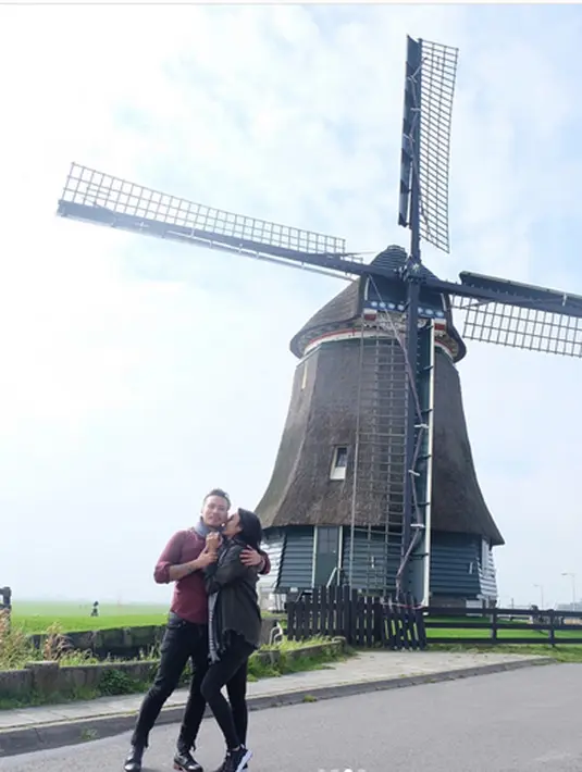 "Semoga pulang bulan madu langsung topcer ya mba tyas... Langsung hamil... Aamiin," tulis chelsya30912. "so sweet kakak..semoga segera dpt momongan," tulis ikahanura05.Dan masih banyak lagi doa dari para pengikut di media sosialnya.(Instagram/tyasmirasih)