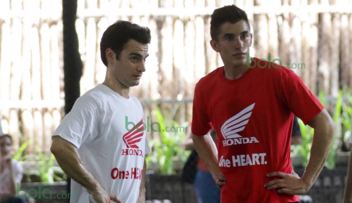 Marc Marquez (kanan) mewakil Tim Merah dan Dani Pedrosa  (kiri) Mewakili Tim Putih saat bertanding futsal di Lapangan Futsal Kuningan Village, Jakarta, Sabtu (13/2/2016). (Bola.com/Nicklas Hanoatubun)