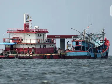 Kapal mengisi bahan bakar di Stasiun Pengisian Bahan Bakar Umum (SPBU) Terapung Pertamina di tengah perairan pesisir Muara Angke, Jakarta Utara, Kamis (14/12/2023). (merdeka.com/Imam Buhori)