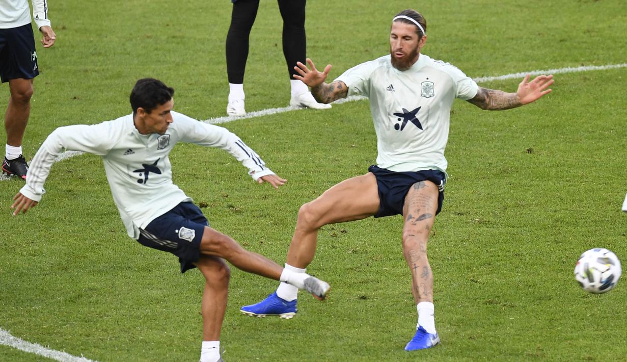 Bek Timnas Spanyol, Sergio Ramos, berebut bola dengan Jesus Navas, saat sesi latihan jelang laga UEFA Nations League di Stuttgart, Jerman, Rabu (2/8/2020). Spanyol akan berhadapan dengan Jerman. (AFP/Thomas Kienzle)
