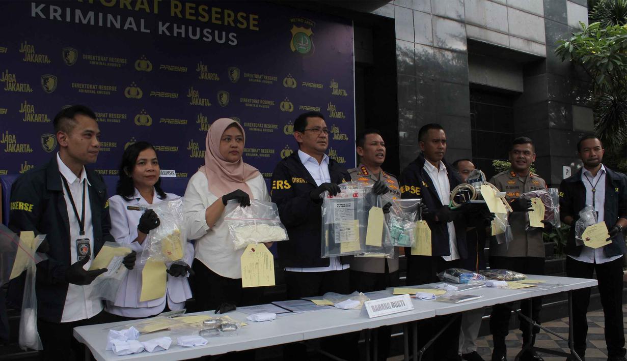 Untuk infomasi, pengungkapan kasus ini terjadi pada Jumat (7/11/2025) sekitar pukul 08.45 WIB, di Apartemen Basura Tower Alamanda Lantai 28 Unit A/28/AC Jl. Basuki Rachmat No. 1A Cipinang Besar Utara, Kecamatan Jatinegara, Jakarta Timur. Tampak dalam foto, Direktur Reserse Kriminal Khusus Polda Metro Jaya, Kombes Pol Edy Suranta Sitepu (keempat kiri) bersama Kabid Humas Polda Metro Jaya, Kombes Pol Bhudi Hermanto (keempat kanan) memperlihatkan barang bukti pengungkapan kasus praktik aborsi illegal di Mapolda Metro Jaya, Jakarta, Rabu (17/12/2025). (merdeka.com/magang/Rendi Saputra)