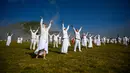 Anggota gerakan keagamaan internasional Persaudaraan Putih melakukan ritual tarian di puncak Gunung Rila, dekat Danau Babreka, Bulgaria, 19 Agustus 2021. Para anggota menampilkan tarian meditasi khusus yang dikenal sebagai "paneurhythmy". (NIKOLAY DOYCHINOV/AFP)