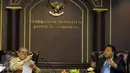 Ketua Komisi II DPR RI Rambe Kamaruzzaman (kiri) dan Ketua MK Arief Hidayat menggelar pertemuan konsultasi di Gedung MK, Jakarta, Kamis (14/4). Pertemuan itu membahas RUU Pilkada serta evaluasi pelaksanaan Pilkada serentak 2015 (Liputan6.com/Helmi Afandi)