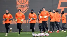 Para pemain Shakhtar Donetsk melakukan pemanasan saat latihan jelang laga Liga Champions di Kiev, Senin (30/11/2020). Shakhtar Donetsk akan berhadapan dengan raksasa Spanyol, Real Madrid. (AFP/Sergei Supinsky)