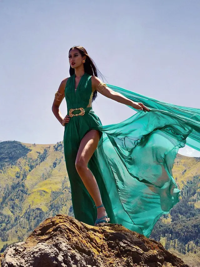 Pemotretan Ayu Maulida di Gunung Bromo. (Sumber: Instagram/doleytobing)