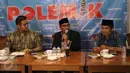 Putera Betawi, Biem Benyamin (tengah) menjadi pembicara pada diskusi 'Kontestasi Pilkada DKI' di Jakarta, Sabtu (12/3). Politikus Partai Gerindra itu memprediksi, Pilkada DKI 2017 tidak akan ada calon yang maju independen. (Liputan6.com/Gempur M Surya)