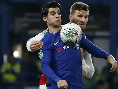 Pemain Chelsea, Alvaro Morata (kiri) berebut bola dengan bek Arsenal, Shkodran Mustafi pada laga leg pertama semifinal Piala Liga Inggris di Stamford Bridge, London, (10/01/2018). (AFP/Ian Kington)