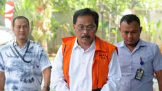 Gubernur nonaktif Kepulauan Riau Nurdin Basirun (tengah) tiba di Gedung KPK, Jakarta, Selasa (30/7/2019). Nurdin Basirun diperiksa sebagai tersangka terkait dugaan suap izin lokasi rencana reklamasi di wilayah Kepulauan Riau. (merdeka.com/Dwi Narwoko)