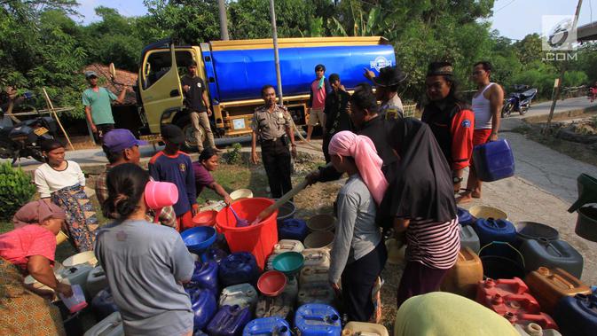 Warga antre mendapatkan bantuan air bersih dari Keluarga Besar Masyarakat Banten di Desa Ridomanah, Cibarusah, Bekasi, Jawa Barat, Rabu (3/7/2019). Krisis air akibat musim kemarau tersebut  menyebabkan warga mengalami kesulitan air untuk memenuhi kebutuhan sehari-hari. (merdeka.com/Arie Basuki)
