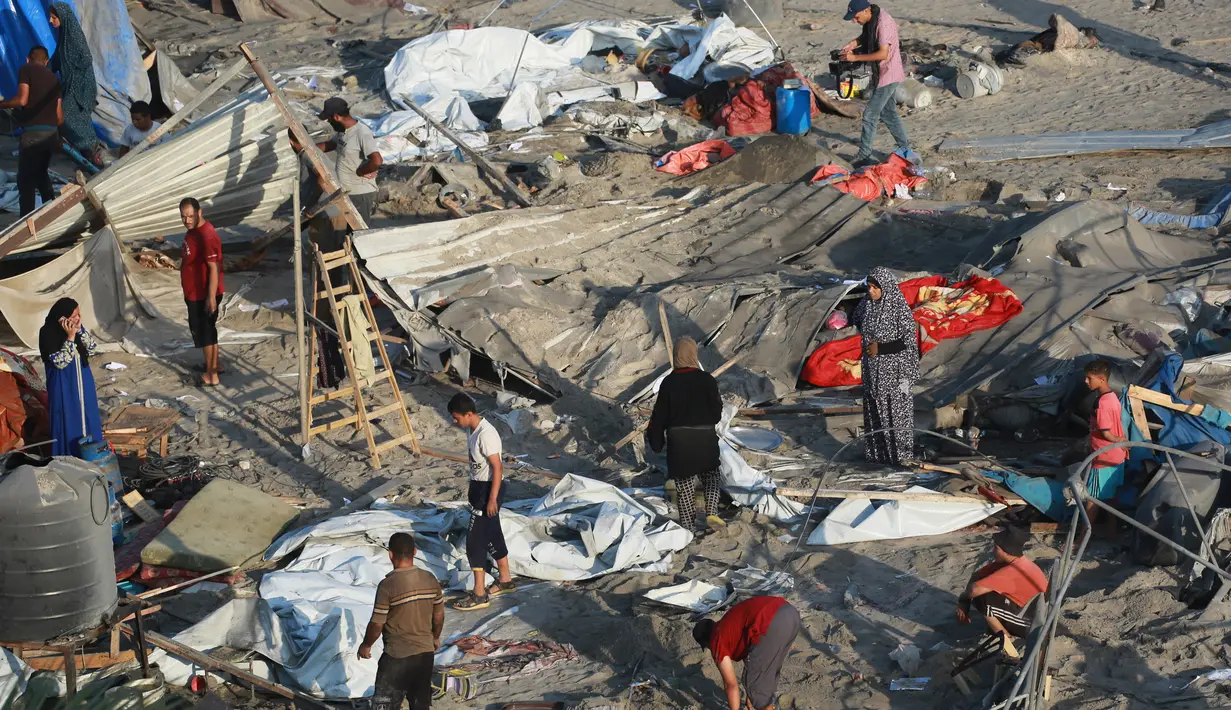 Layanan darurat sipil Jalur Gaza menyebutkan sedikitnya ada 20 tenda terbakar dan rudal menyebabkan lubang sedalam sembilan meter. (Bashar TALEB/AFP)