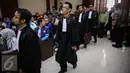 Sejumlah pengacara terdakwa hadir dalam sidang di Pengadilan Negeri (PN) Jakarta Pusat, Senin (28/3/2016). Aparat kepolisian diduga melakukan kriminalisasi saat mereka menjalankan kerja bantuan hukum kepada buruh. (Liputan6.com/Faizal Fanani)
