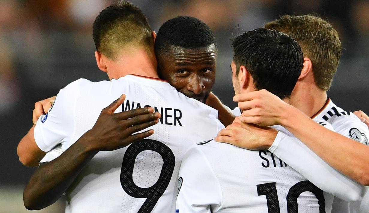 Pemain timnas Jerman, Antonio Ruediger bersama rekan setimnya merayakan gol ke gawang Azerbaijan pada babak kualifikasi Piala Dunia 2018 zona Eropa di Stadion Fritz Walter, Minggu (8/10). Satu gol Ruediger mewarnai kemenangan Jerman 5-1. (Uwe Anspach/AFP)