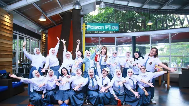 7 Potret Dine Mutiara Istri Sahrul Gunawan Pakai Seragam SMA, Netizen: Masih Cocok