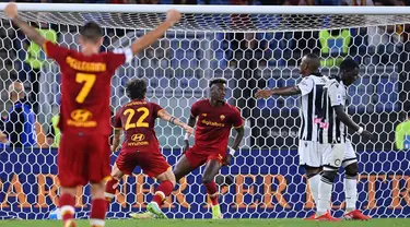 Pemain AS Roma Tammy Abraham (tengah) melakukan selebrasi usai mencetak gol ke gawang Udinese pada pertandingan Serie A Liga Italia di Olympic Stadium, Roma, Italia, 23 September 2021. AS Roma menang 1-0. (Alberto PIZZOLI/AFP)
