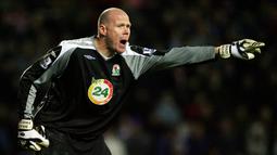 Brad Friedel - Kiper berkepala plontos ini mencetak gol untuk Blackburn Rovers saat melawan Charlton Athletic pada 21 Februari 2004. Namun sayang timnya kalah dramatis dengan skor 3-2. (AFP/Paul Ellis)