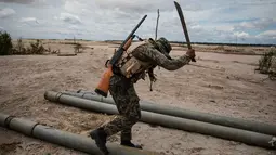 Tentara yang tergabung dalam Operation Mercury menghancurkan pipa yang digunakan oleh penambang ilegal untuk menambang emas di Provinsi Tambopata Peru, 27 Maret 2019. Tentara dan polisi akan menghancurkan mesin-mesin yang digunakan oleh para penambang ilegal. (AP Photo/Rodrigo Abd)