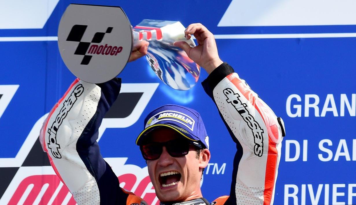  Pebalap Repsol Honda, Dani Pedrosa, tampil luar biasa pada balapan MotoGP San Marino di Sirkuit Misano, Minggu (11/9/2016). Mengawali balapan dari posisi ke-8, pebalap asal Spanyol ini akhirnya merebut gelar juara. (AFP/Giuseppe Cacace)