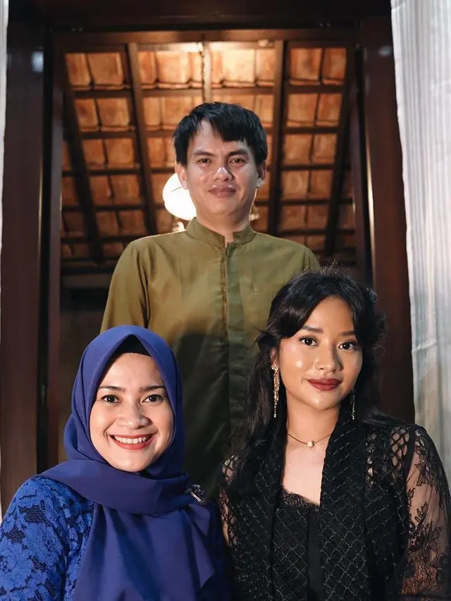 Program Hamil di Usia 48 Tahun, Ini 7 Potret Mesra Ikke Nurjanah dan Sang Suami