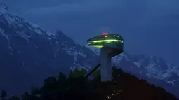 Sebuah bangunan untuk ski jumping hill yang dirancang oleh arsitek Irak - Inggris Zaha Hadid di Innsbruck , Austria 31 Maret 2016. (REUTERS / Dominic Ebenbichler)