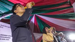 Presiden Madagaskar, Andry Rajoelina meminum CVO yang diklaim dapat menyembuhkan Covid-19 di Antananarivo, Madagaskar (20/4/2020). Artemisia annua salah satu tanaman herbal dari Madagaskar yang sudah lama dikenal sebagai obat malaria. (AFP/Rijasolo)