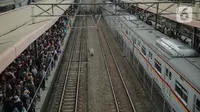 Calon penumpang menunggu keberangkatan KRL Commuter Line Bogor-Jakarta di Stasiun Tanah Abang, Jakarta, Minggu (29/12/2019). PT KCI menambah jam operasional KRL hingga pukul 03.00 WIB pada 1 Januari 2020. (Liputan6.com/Faizal Fanani)