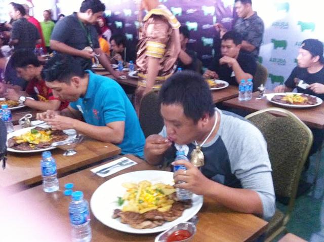Kompetisi ini mengharuskan pesertanya makan Wagyu Steak seberat 1 kg | Photo: Copyright Doc Vemale.com 