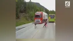 Sebuah rekaman menunjukkan bocah mencoba menyebrang dan hampir tertabrak tronton.