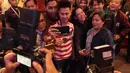 Kevin Sanjaya mengikuti foto elfie bersama fans dan wartawan di Galeri Indonesia Kaya, Grand Indonesia, Jakarta (28/3/2018). Kevin menerima deposito sebesar Rp 200 juta. (Bola.com/Nick Hanoatubun)