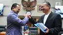 Wakil Ketua Komisi III DPR RI, Pangeran Khairul Saleh (kiri) bersama Ketua Komnas HAM Ahmad Taufan Damanik berjabat tangan sebelum Rapat Dengar Pendapat (RDP) dengan Komisi III di Kompleks Parlemen, Senayan, Jakarta, Selasa (6/4/2021).  (Liputan6.com/Angga Yuniar)