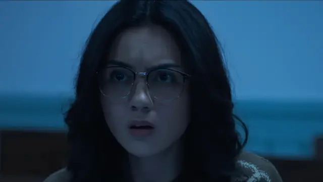 Ersya Aurelia sebagai Amelia dalam film Dosen Ghaib. (Foto: Dok. Dee Company)