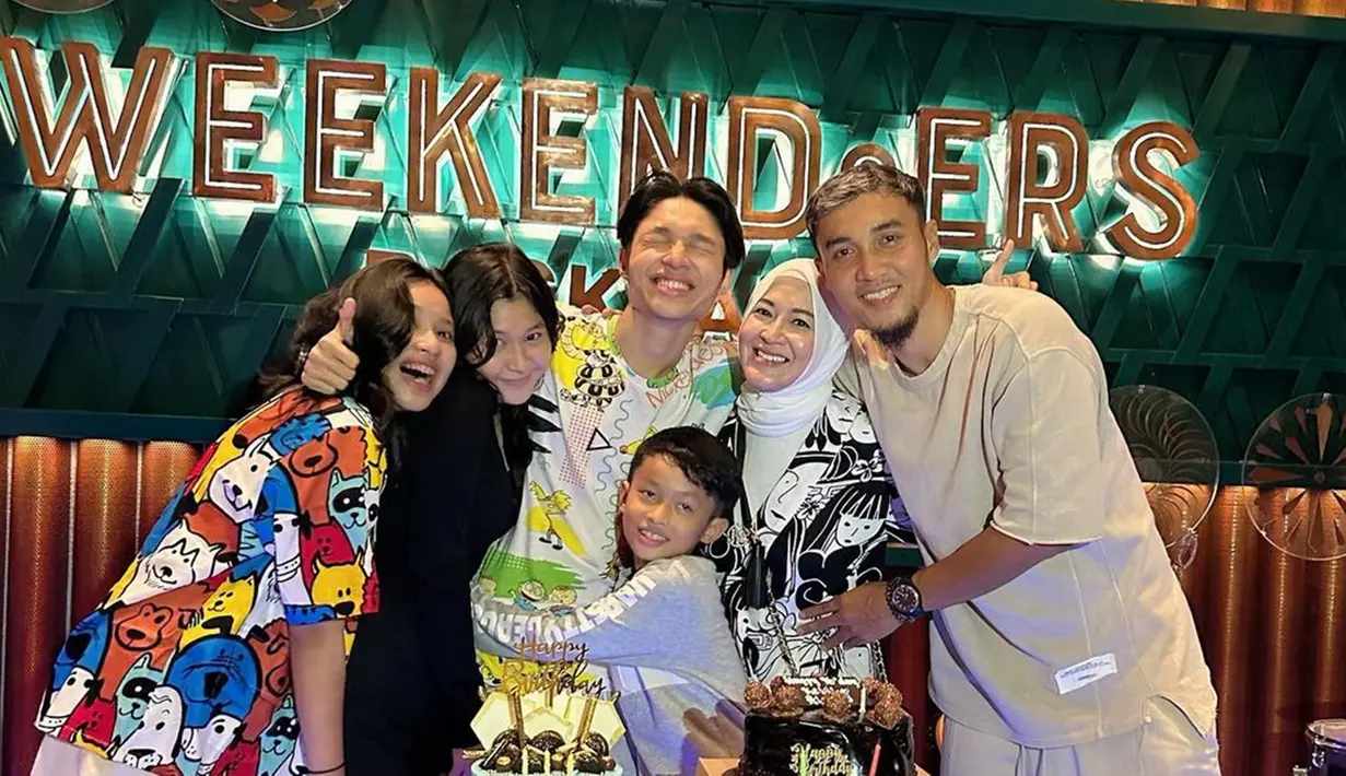 Kiesha Alvaro mendapat kejutan dari keluarga tercinta di hari ulang tahunnya. Meski tanpa kehadiran sang ayah, Pasha Ungu momen pertambahan usianya tampak tetap meriah dan penuh canda tawa. (Liputan6.com/IG/@okieagustina_)