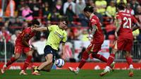 Penyerang Liverpool asal Uruguay #09, Darwin Nunez (2R), berebut dengan gelandang Southampton asal Inggris #33, Tyler Dibling, selama pertandingan Liga Primer Inggris antara Liverpool dan Southampton di Anfield di Liverpool, Inggris barat laut pada 8 Maret 2025. (Paul ELLIS/AFP)
