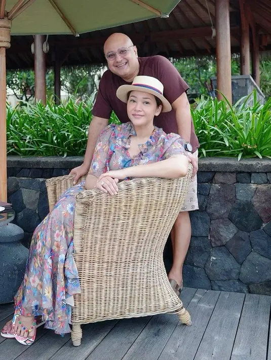 Maxi dress dan kaus menjadi gaya andalan Maia dan Irwan saat liburan (Foto: @maiaestiantyreal)