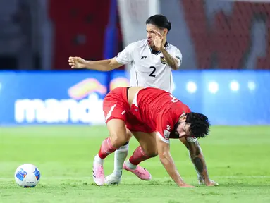 Pemain Timnas Indonesia,&nbsp;Kevin Diks, saat berebut bola dengan&nbsp;pemain Timnas Lebanon dalam laga FIFA Matchday 2025 di Stadion Gelora Bung Tomo, Surabaya, Senin (8/9/2025). (Bola.com/Abdul Aziz)