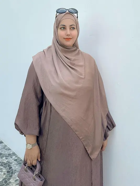 Tasyi mempermanis penampilannya dengan membawa mini bag yang juga bernuansa cokelat senada, serta sunglasses. [Foto: Instagram/tasyiiathasyia]