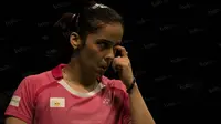 Pebulutangkis tunggal putri India, Saina Nehwal, menggerakan tangan untuk membersihkan mata saat laga perempat final BCA Indonesia Open di Istora Senayan, Jakarta, Jumat (3/6/2016). (Bola.com/Vitalis Yogi Trisna)