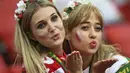 Suporter wanita berpose sebelum pertandingan grup H Piala Dunia 2018 antara Polandia melawan Senegal di Stadion Spartak di Moskow, Rusia (19/6). Dalam pertandingan ini Polandia takluk atas Senegal 2-1. (AFP Photo/Franck Fife)
