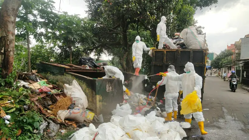 Petugas menyemprotkan cairan disinfektan di tempat limbah medis penanganan Covid-19 ditemukan di TPSS Empang, Kota Bogor