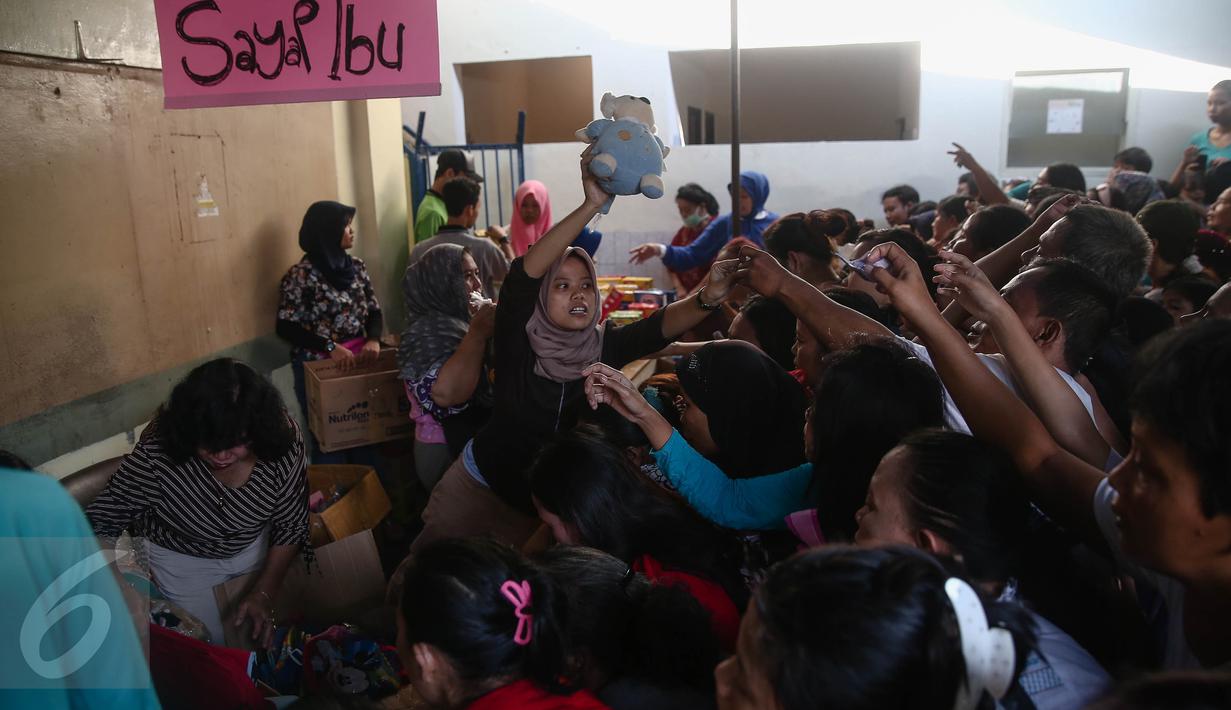 Puluhan warga berebut  saat kegiatan Pasar Murah dari  Hati Suci, Jakarta, Minggu (12/6/2016). Pasar Murah yang diselenggarakan oleh Hati Suci tersebut bertujuan sebagai wadah untuk saling berbagi kepada sesama. (Liputan6.com/Faizal Fanani)