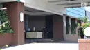 Petugas keamanan berjaga di depan Hotel Alexis, Jakarta, Rabu (28/3). Penutupan disebabkan oleh sejumlah pelanggaran yang ditemui Pemprov DKI Jakarta, antara lain pemeriksaan, praktik prostitusi, dan perdagangan manusia. (Merdeka.com/Iqbal S. Nugroho)