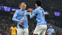 Tujuh menit berselang, Erling Haaland kembali menunjukkan tajinya dengan mencetak gol melawan klub lamanya. Hingga paruh pertama pertandingan, Manchester City unggul 2-0 atas Borussia Dortmund. Tampak dalam foto, penyerang Manchester City asal Norwegia, Erling Haaland (kiri) merayakan gol kedua timnya bersama gelandang Manchester City asal Belanda, Tijjani Reijnders dalam pertandingan lanjutan fase liga Liga Champions 2025/2026 antara Manchester City dan Borussia Dortmund di Stadion Etihad, Manchester, Inggris barat laut, pada 5 November 2025 waktu setempat atau Kamis (6/11) dini hari WIB. (Oli SCARFF/AFP)