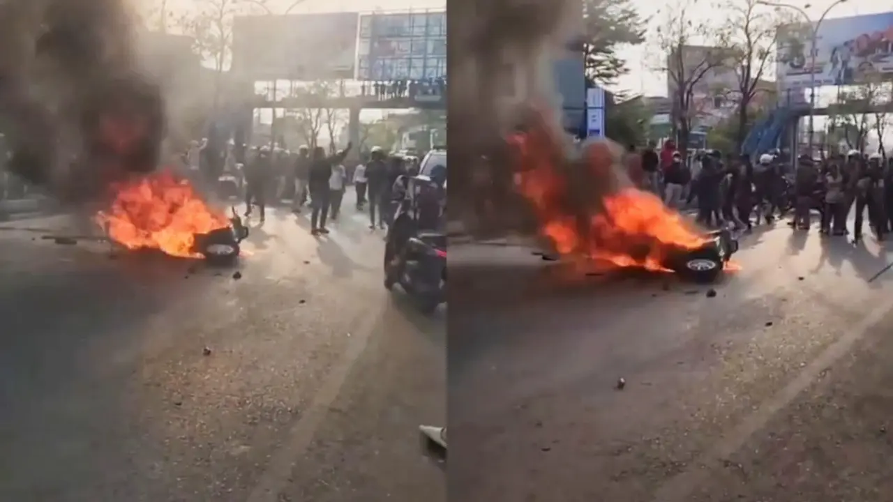 Pawai Sumpah Pemuda Berujung Bentrok di Makassar, Satu Vespa Matic Hangus Dibakar