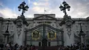 Sebuah bendera serikat berkibar setengah tiang di atas Istana Buckingham setelah pengumuman bahwa Ratu Elizabeth II telah meninggal, di pusat kota London pada 8 September 2022. Ratu Elizabeth II melampaui nenek buyutnya, Ratu Victoria sebagai pemimpin terlama Inggris. (Photo by Daniel LEAL / AFP)